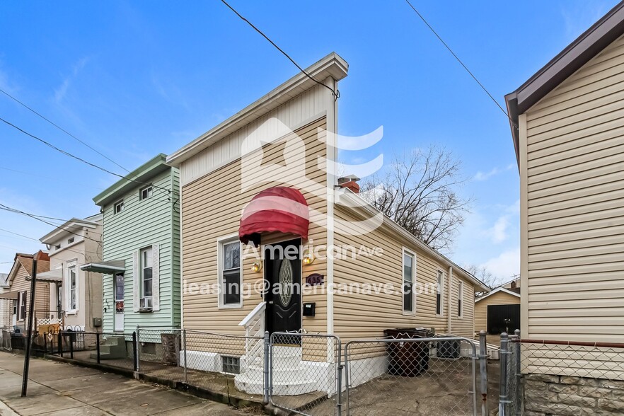 Building Photo - 635 Watkins St