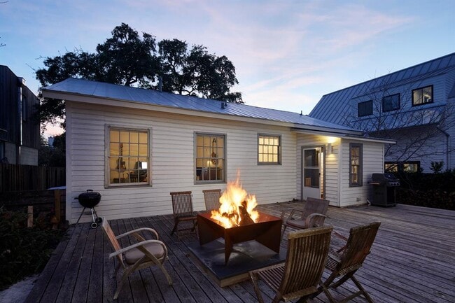 Building Photo - 902 W Mary St