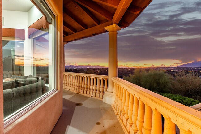 Catalina Foothills 4 bedroom 4 bath Home located in prestigious Canyon Ridge. 270-degree VIEWS! - 4667 N Rocky Crest Plz