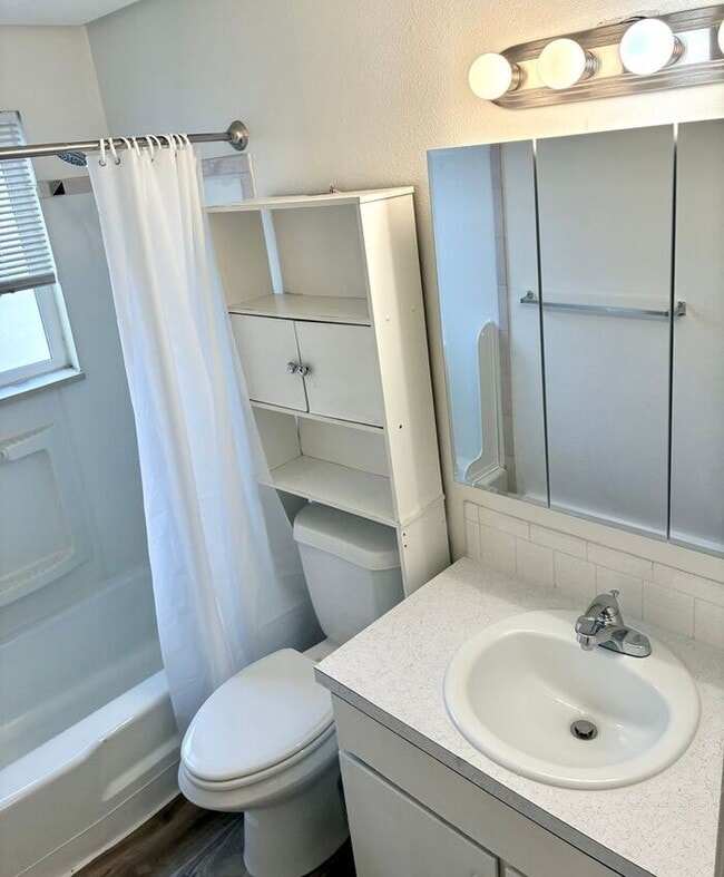 Building Photo - Beautiful 2 Bedroom Town Home!