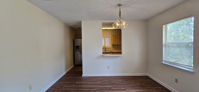 Building Photo - Charming 3 Bed / 2 Bath Home – Pet Friendl...