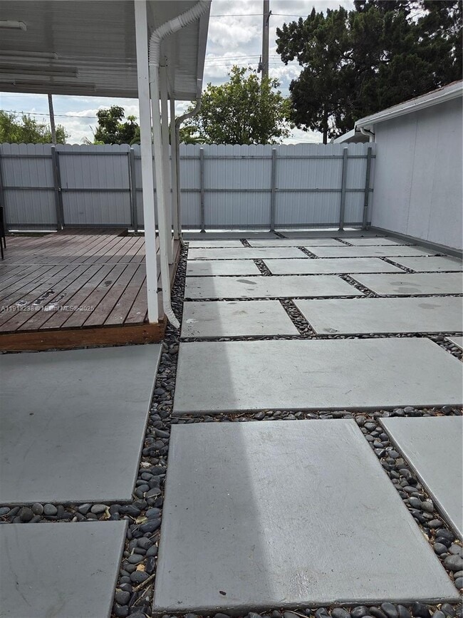 Building Photo - 340 SW 78th Ave