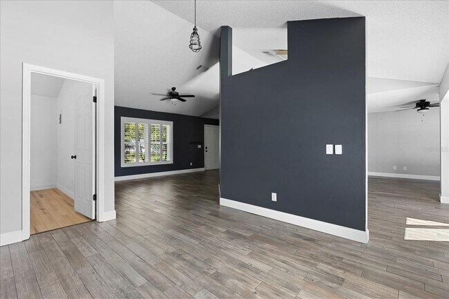 Building Photo - 5517 Loma Vista Dr E