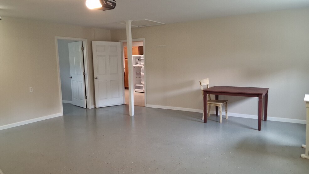 Building Photo - 145 Aselane St