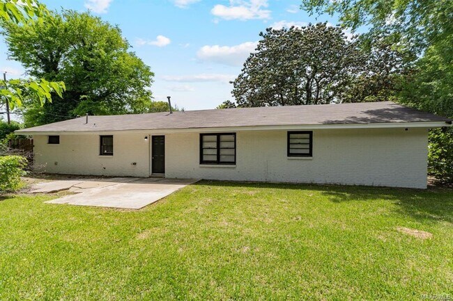 Building Photo - 1301 Beaumont Dr