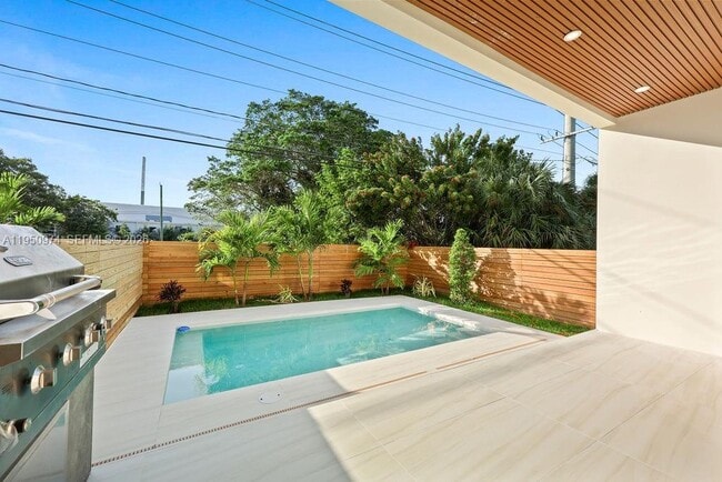 Building Photo - 1321 NE 13th Ave