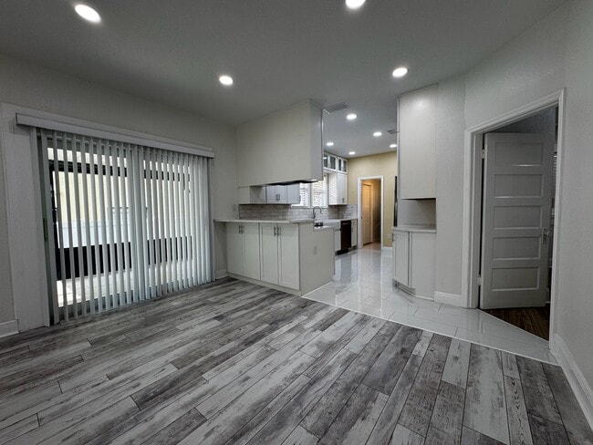 Building Photo - 409 S Willow Ave