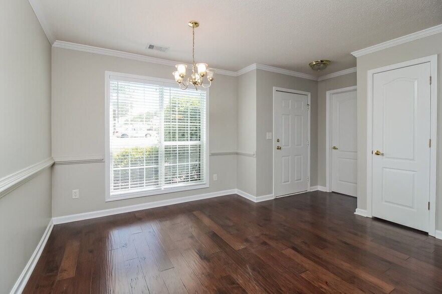 Building Photo - 1331 Vine Cir