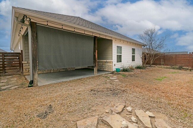Building Photo - Kerrville, TX!  Country Charm with Modern Flair.
