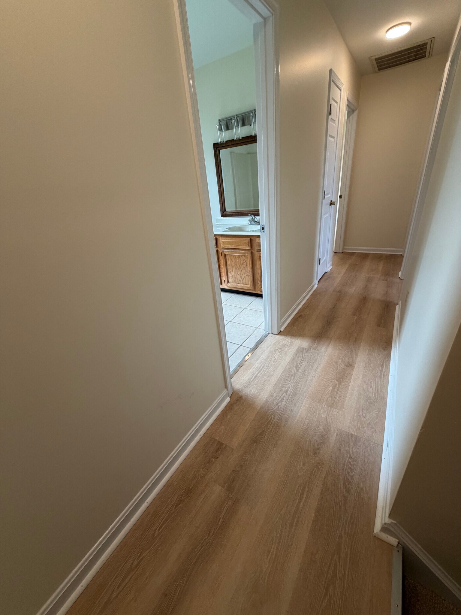 Upstairs hallway - 917 Rose Hill Ave
