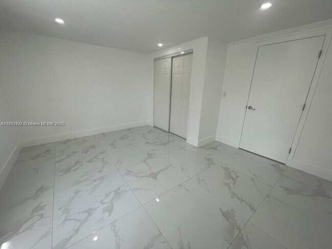 Building Photo - 7400 SW 39th St