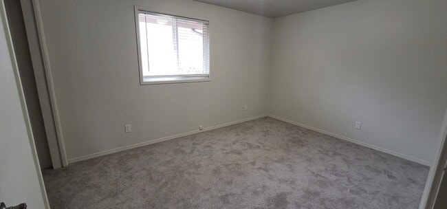 Building Photo - Spacious & Modern Townhouse