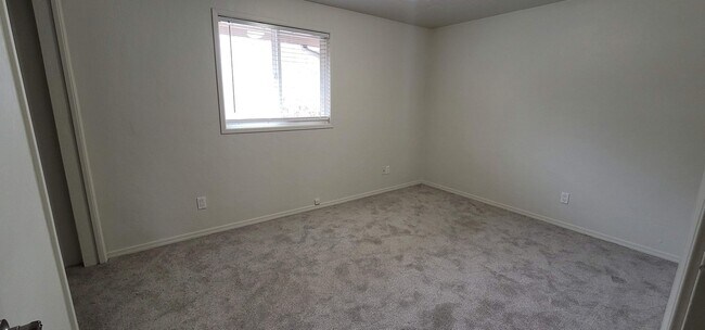 Building Photo - Updated Townhouse with Community Pool