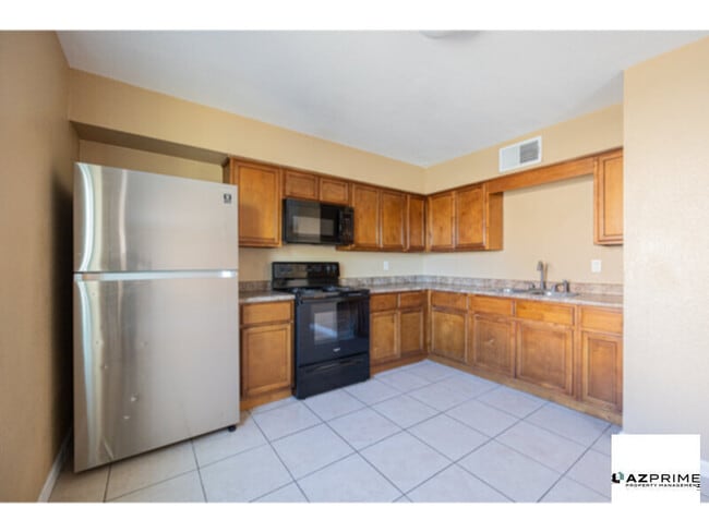 Building Photo - Embrace Comfort and Elegance in this Pristine 3/2 Apartment in Phoenix.