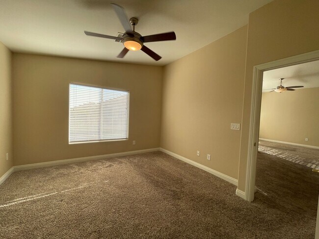 Building Photo - Gorgeous Townhome in Gated Community!