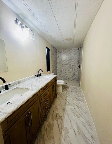 Building Photo - 491 E Sherwood Dr