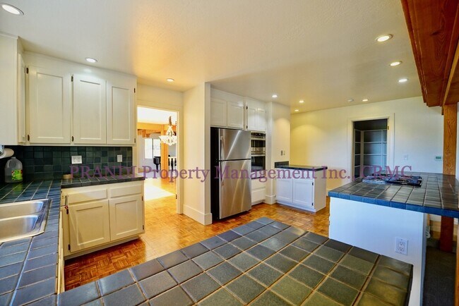 Building Photo - Spacious Glenwood Oasis with Acre of Land!