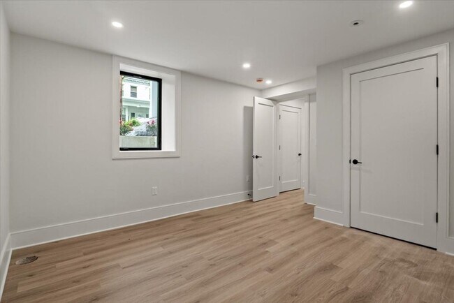 Building Photo - 116 Thorndike St