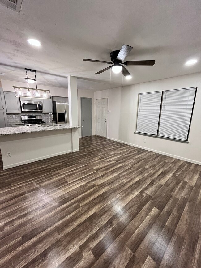 Building Photo - 105 S Forest Crest Dr