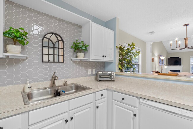 Building Photo - Furnished Rental Modern and clean