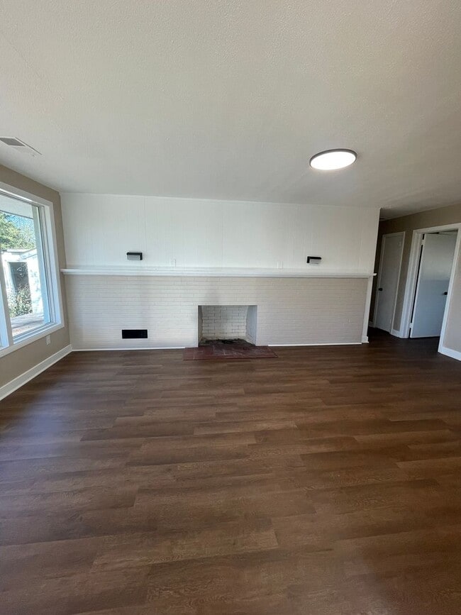 Building Photo - Single-Family Home