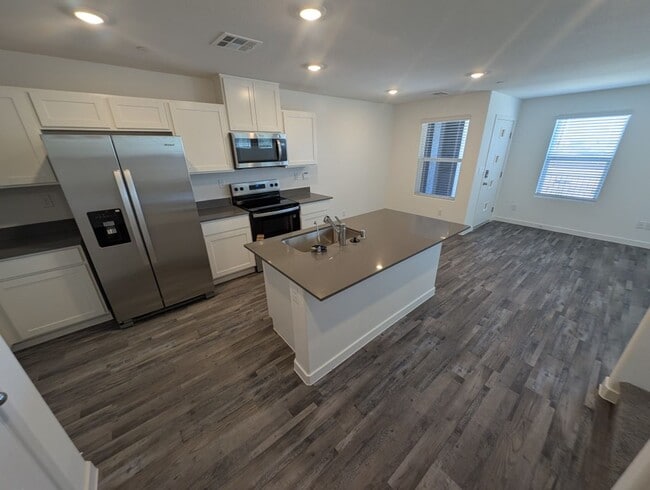 Building Photo - 484 Golden Myna Ave