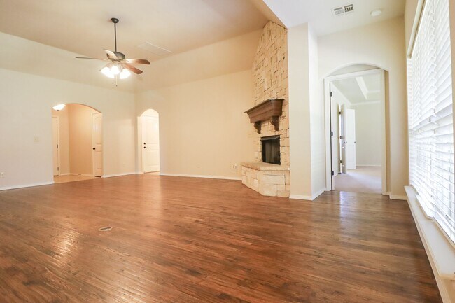 Building Photo - Spacious 4 bedroom 3 bathroom home In Sand Springs