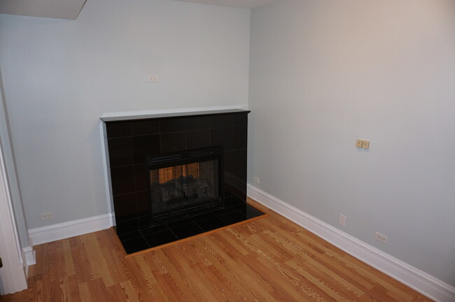 Building Photo - 1453 W Thome Ave
