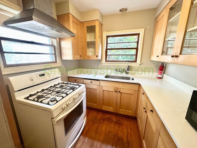 Building Photo - Cute 2-Bedroom Cottage by OHSU on the Hill...