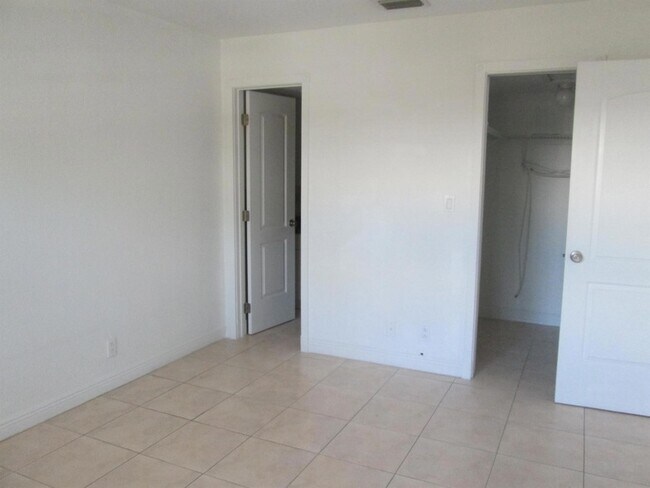 Building Photo - 405 N Cypress Dr