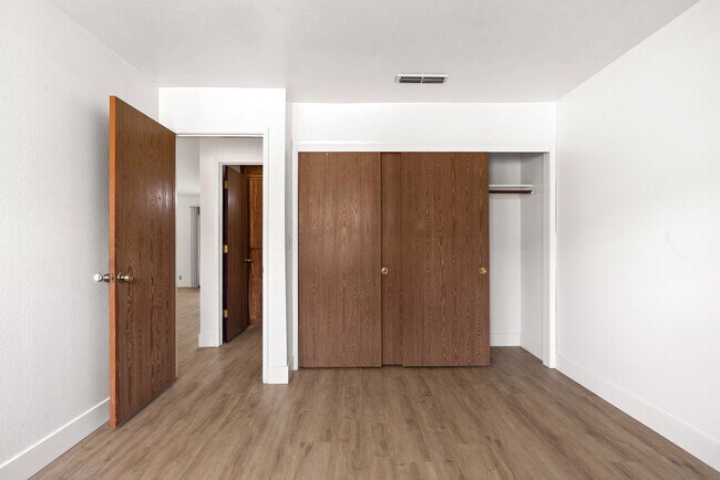 Building Photo - Beautiful Sawmill Commons Condo!
