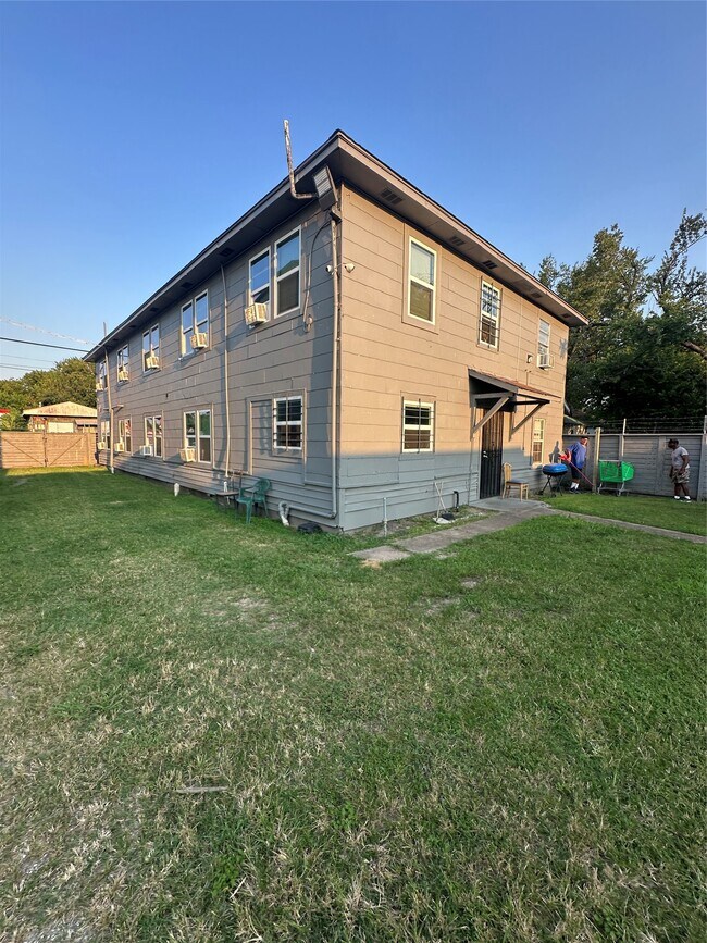 Building Photo - 2419 Pannell St