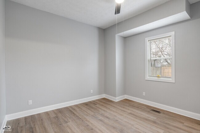 Building Photo - 2224 N Kenwood Ave