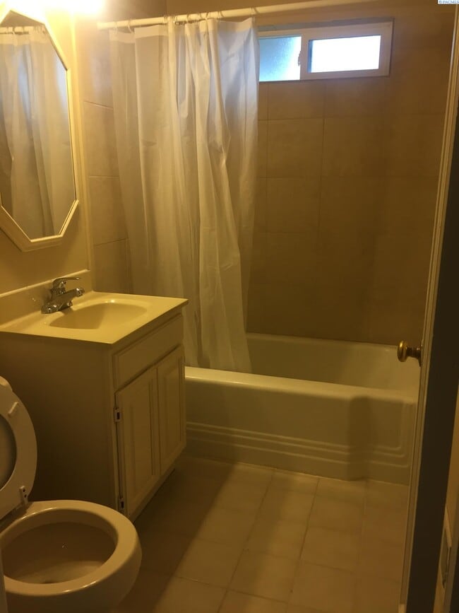 Building Photo - Spacious C Duplex for Rent
