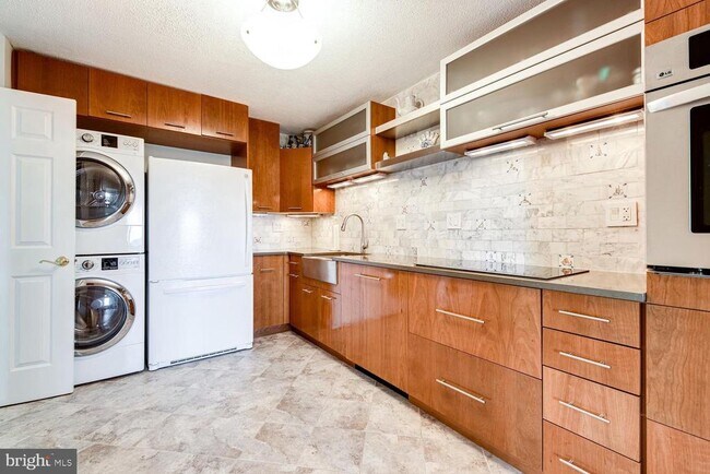 Building Photo - 307 Yoakum Pkwy