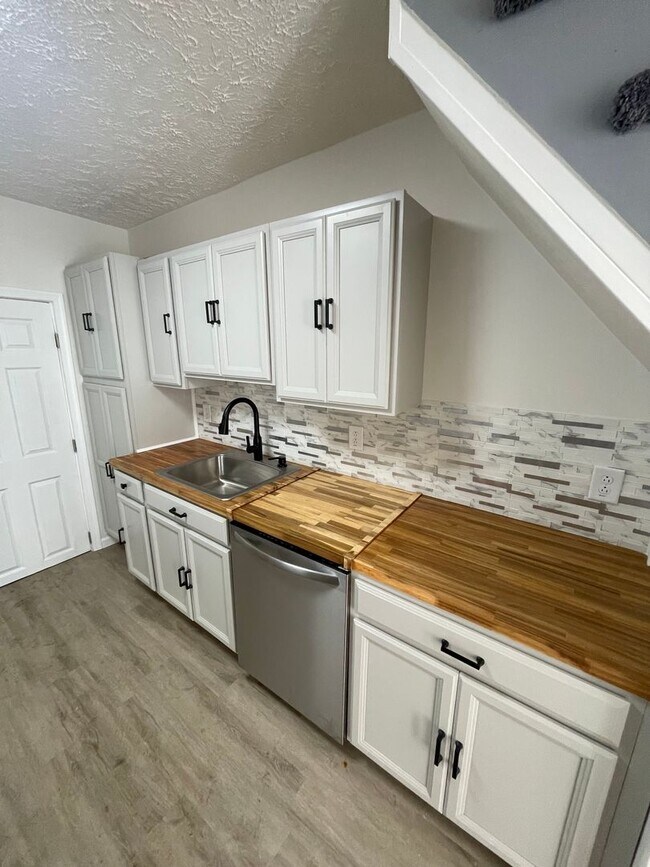 Building Photo - Renovated home on small, perfect little st...