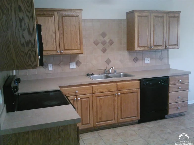 kitchen - 2427 Surrey Dr