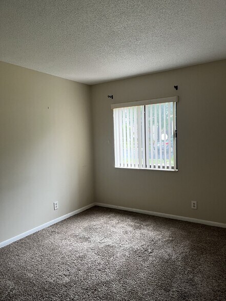Building Photo - 671 Midway Dr