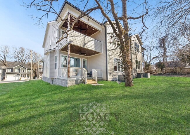 Building Photo - 2027 Rosemary Ln