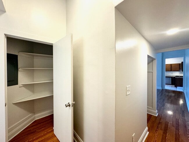 Building Photo - 2233 Victor St