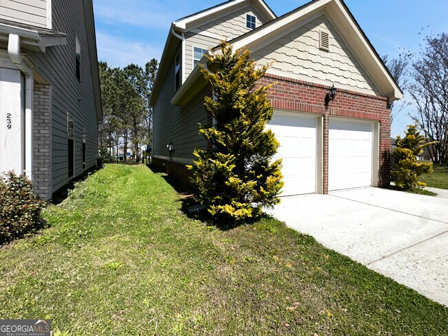 Building Photo - 241 Daisy Cir