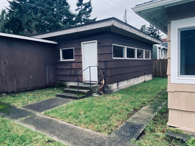 Building Photo - Updated 1910 Craftsman home in North Everett