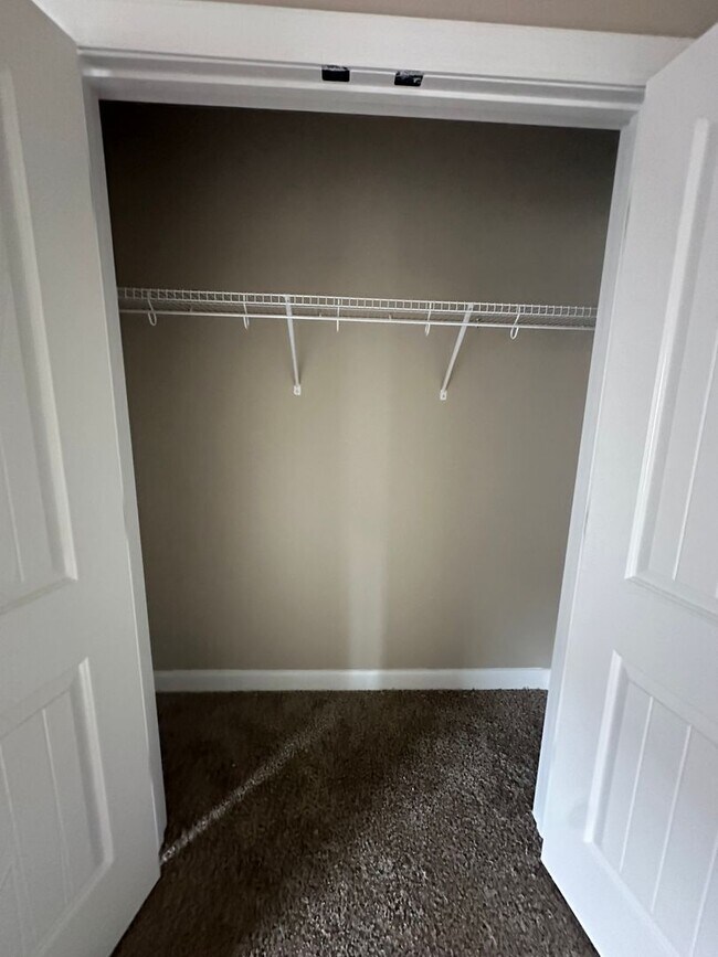 Building Photo - Shell Landing East!!! FRESH PAINT!!! NEW FLOORING!!!