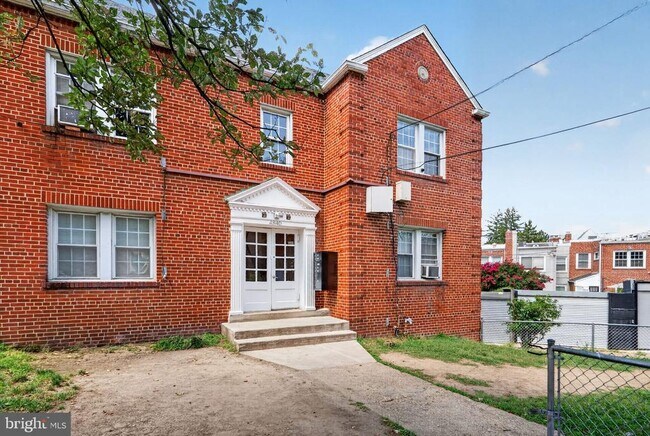 Building Photo - 4840 New Hampshire Ave NW