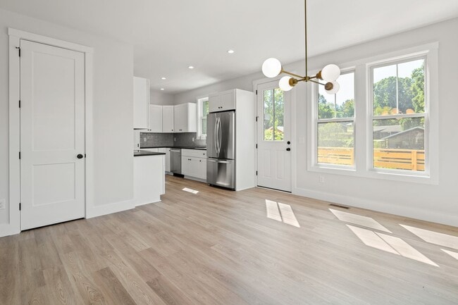 Building Photo - Newer Home in West Asheville!