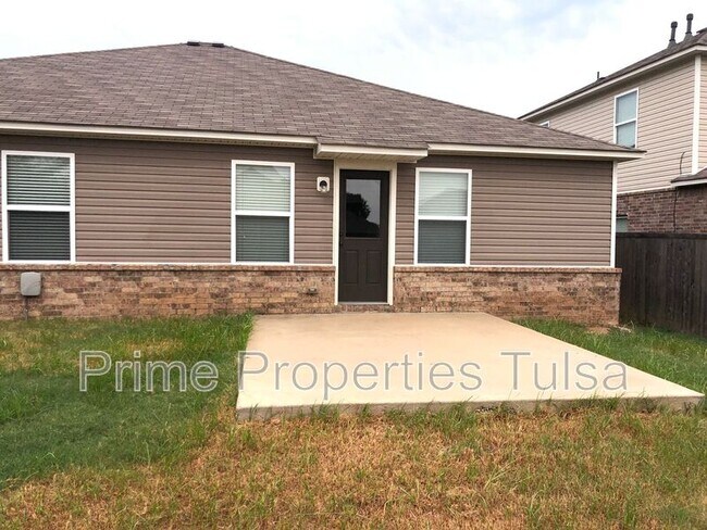Building Photo - 14763 S Lakewood Ave