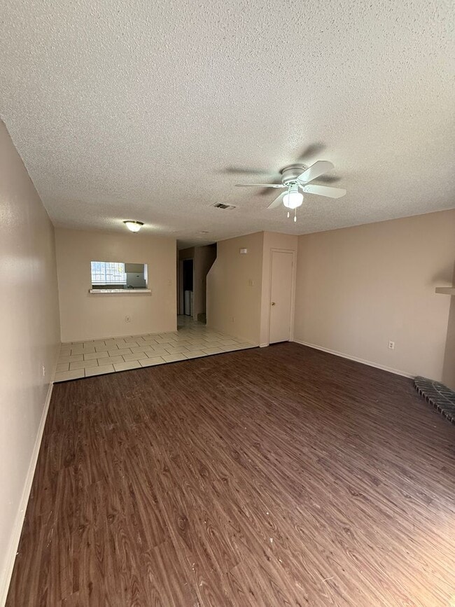 Building Photo - 2 bedroom 2 bath town home in a gated comm...