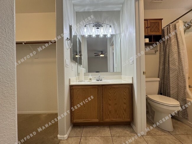 Building Photo - 3 BEDROOM WITH NO CARPET/LARGE YARD