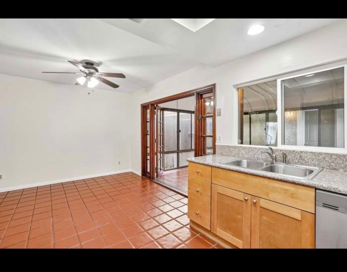 Building Photo - 15210 Shadybend Dr