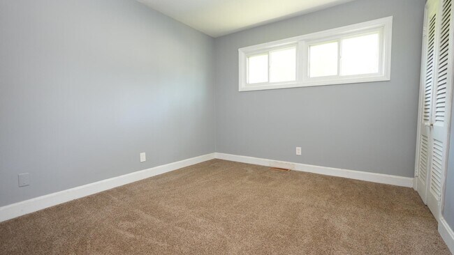 Building Photo - 2614 Golf Course Ln